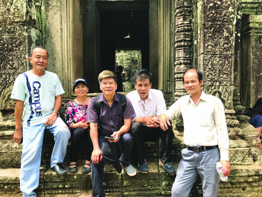 Nhà văn Đoàn Tuấn (giữa) cùng đồng đội trở lại chiến trường xưa. Ảnh: NVCC. Nhà văn Đoàn Tuấn (giữa) cùng đồng đội trở lại chiến trường xưa. Ảnh: NVCC.