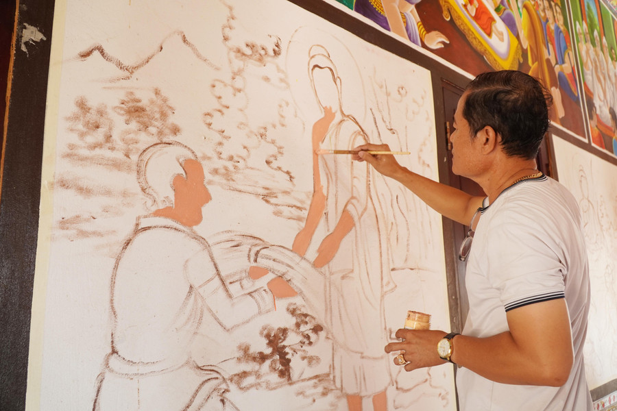 Nghệ nhân Lâm Phiên đang lên màu cho các bức vẽ. Nghệ nhân Lâm Phiên đang lên màu cho các bức vẽ.