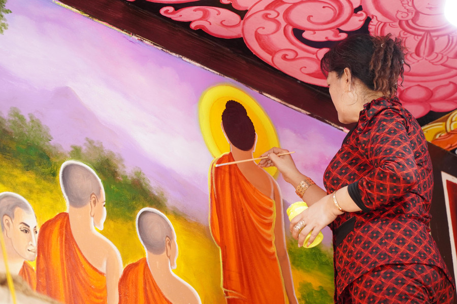 Nghệ nhân Sơn Sà The hoàn thiện bức vẽ. Nghệ nhân Sơn Sà The hoàn thiện bức vẽ.