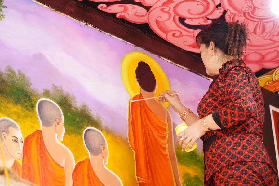 Nghệ nhân Sơn Sà The hoàn thiện bức vẽ.