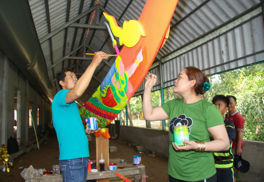 Vợ chồng nghệ nhân vẽ hoa văn trang trí chiếc ghe ngo chùa Ompuyear (chùa Nhu Gia, Sóc Trăng). Vợ chồng nghệ nhân vẽ hoa văn trang trí chiếc ghe ngo chùa Ompuyear (chùa Nhu Gia, Sóc Trăng).