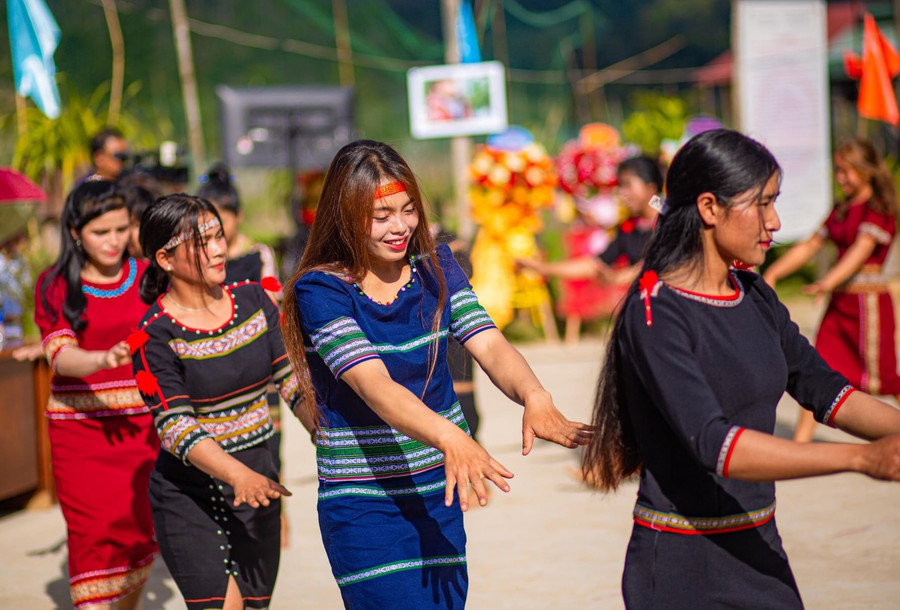 Người dân hình thành các tổ múa xoang, tổ chức nhiều hoạt động văn hóa thu hút du khách. Người dân hình thành các tổ múa xoang, tổ chức nhiều hoạt động văn hóa thu hút du khách.