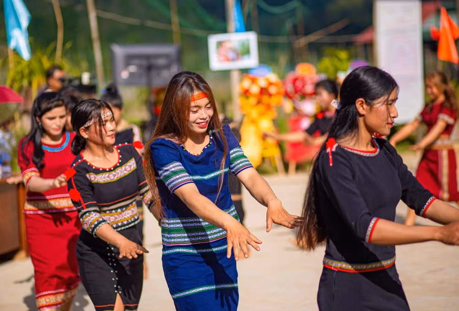 Người dân hình thành các tổ múa xoang, tổ chức nhiều hoạt động văn hóa thu hút du khách.