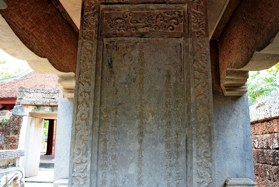 Hệ thống bia đá với các nét chữ khắc còn nguyên vẹn và rõ ràng.