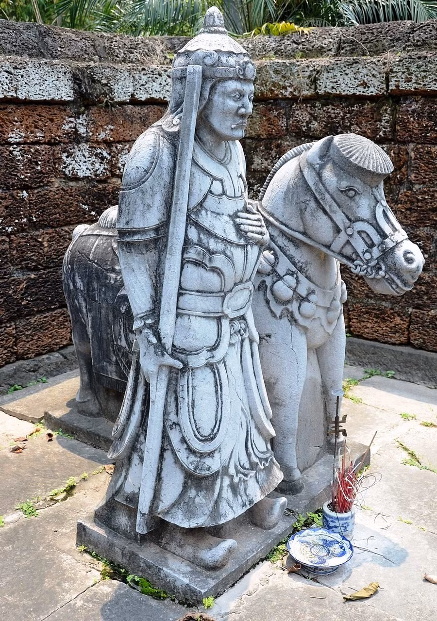 Một trong hai tượng võ quan giám mã.