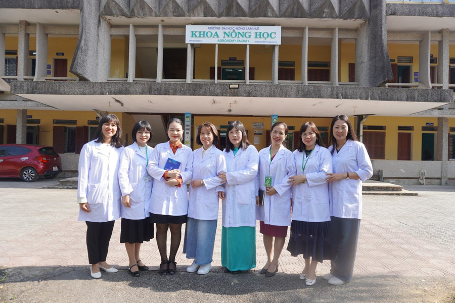 GS.TS Hoàng Thị Thái Hòa (thứ 4 từ phải sang) cùng các cán bộ giảng viên nữ trong Khoa Nông học. GS.TS Hoàng Thị Thái Hòa (thứ 4 từ phải sang) cùng các cán bộ giảng viên nữ trong Khoa Nông học.