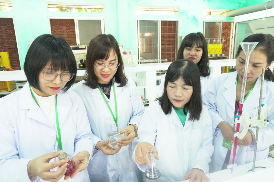 GS.TS Hoàng Thị Thái Hòa cùng đồng nghiệp trong nghiên cứu khoa học. GS.TS Hoàng Thị Thái Hòa cùng đồng nghiệp trong nghiên cứu khoa học.