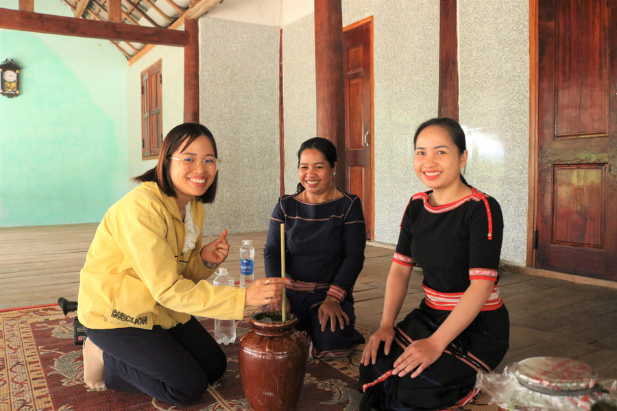 Du khách trải nghiệm làm và thưởng thức rượu cần.