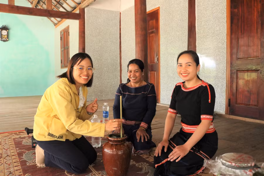 Du khách trải nghiệm làm và thưởng thức rượu cần.