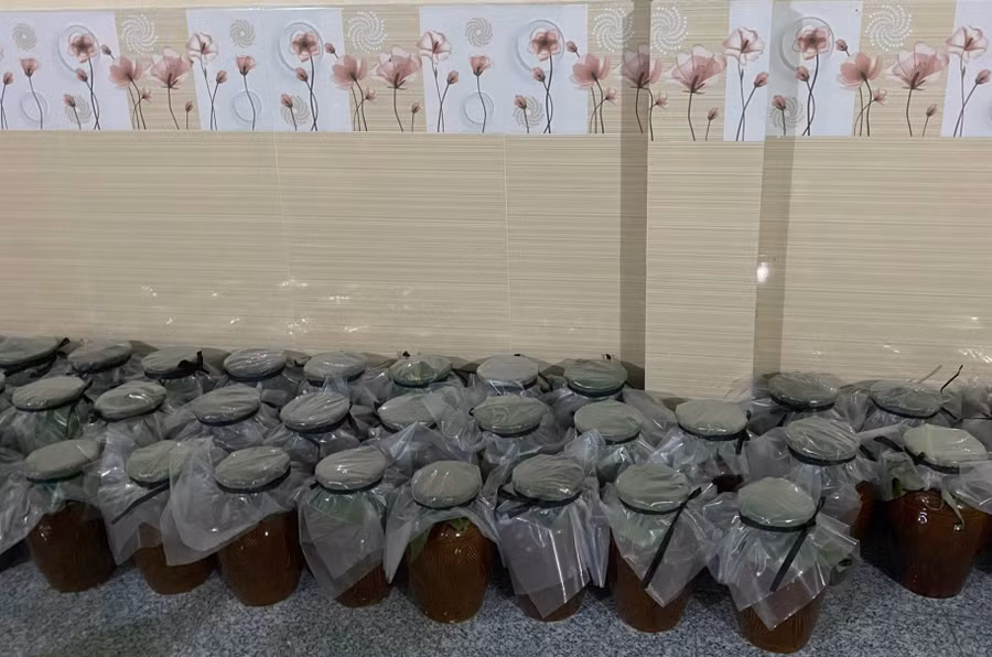 Những bình rượu cần được chuẩn bị rất sớm chờ lễ hội.