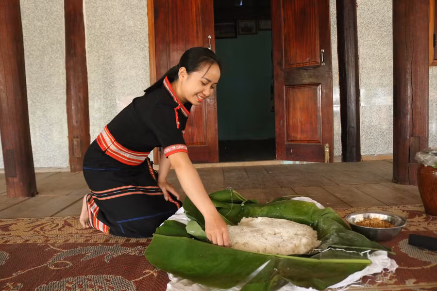 Người Jrai ở làng Chốt chuẩn bị nguyên vật liệu để làm rượu cần.