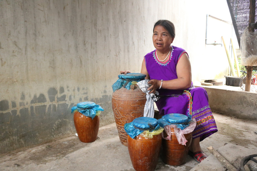 Mỗi gia đình người Jrai ở làng Chốt đều ủ riêng những ghè rượu sử dụng trong dịp lễ, Tết.