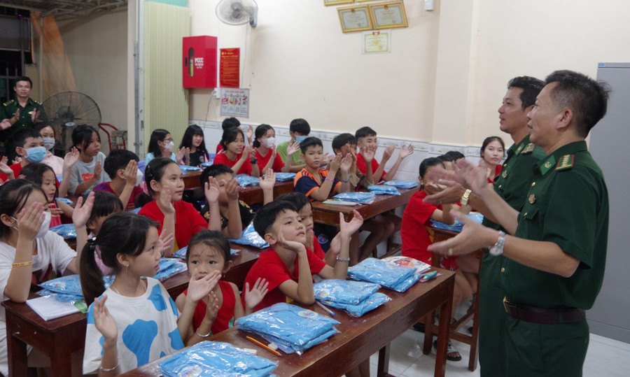 18 năm qua lớp học của thiếu tá Nguyễn Văn Tưởng phụ trách đã có hơn 200 học sinh hoàn cảnh khó khăn theo học. 18 năm qua lớp học của thiếu tá Nguyễn Văn Tưởng phụ trách đã có hơn 200 học sinh hoàn cảnh khó khăn theo học.