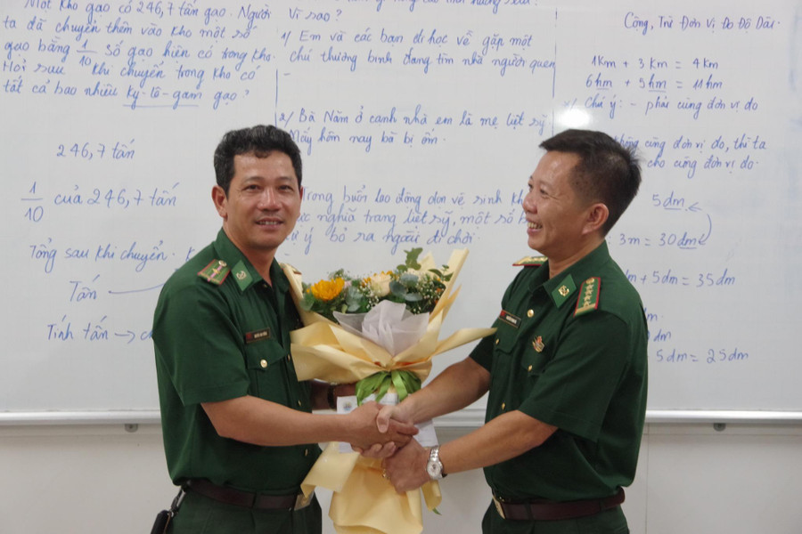 Đại tá Nguyễn Thanh Hà, Chủ nhiệm Chính trị, BĐBP Khánh Hòa (phải) chúc mừng thầy giáo quân hàm xanh, Thiếu tá Nguyễn Văn Tưởng nhân Ngày nhà giáo Việt Nam. Đại tá Nguyễn Thanh Hà, Chủ nhiệm Chính trị, BĐBP Khánh Hòa (phải) chúc mừng thầy giáo quân hàm xanh, Thiếu tá Nguyễn Văn Tưởng nhân Ngày nhà giáo Việt Nam.