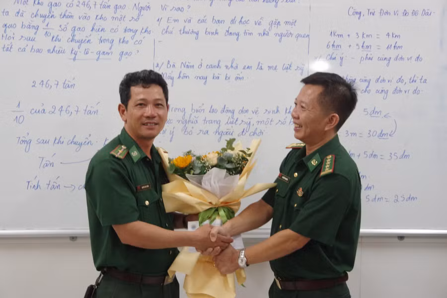 Đại tá Nguyễn Thanh Hà, Chủ nhiệm Chính trị, BĐBP Khánh Hòa (phải) chúc mừng thầy giáo quân hàm xanh, Thiếu tá Nguyễn Văn Tưởng nhân Ngày nhà giáo Việt Nam.