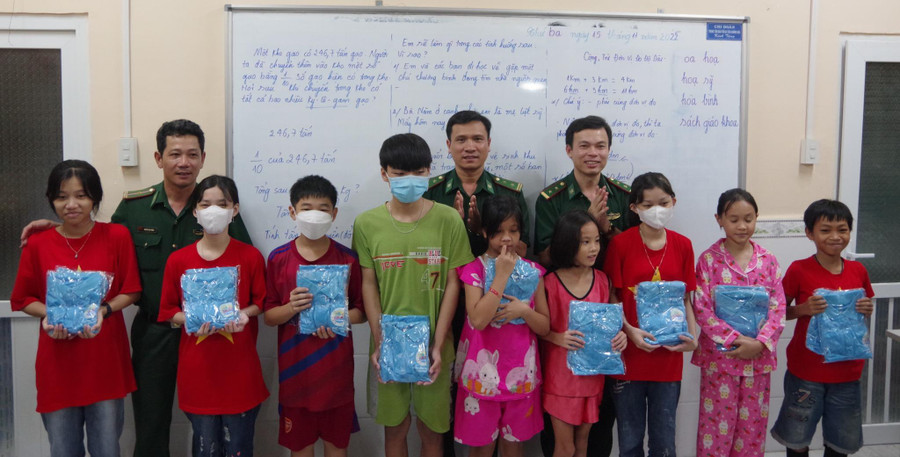 Cán bộ Đồn Biên phòng Cầu Bóng, thăm và tặng quà lớp học. Cán bộ Đồn Biên phòng Cầu Bóng, thăm và tặng quà lớp học.