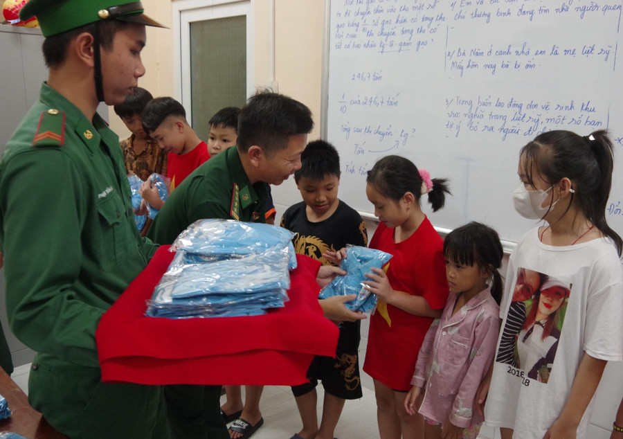 Trao quà cho học sinh "Lớp học tình thương". Trao quà cho học sinh "Lớp học tình thương".