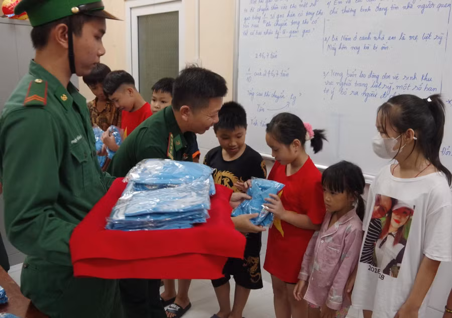 Trao quà cho học sinh "Lớp học tình thương".