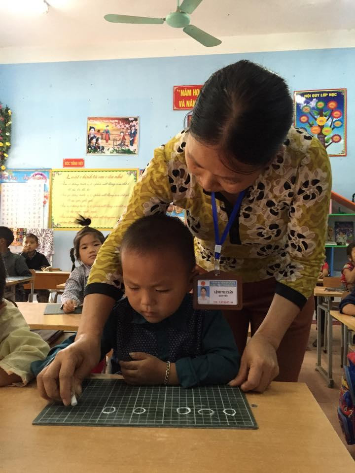 Dạy học sinh DTTS đòi hỏi sự yêu nghề, thấu hiểu, kiên nhẫn của mỗi giáo viên. Ảnh: Đức Trí