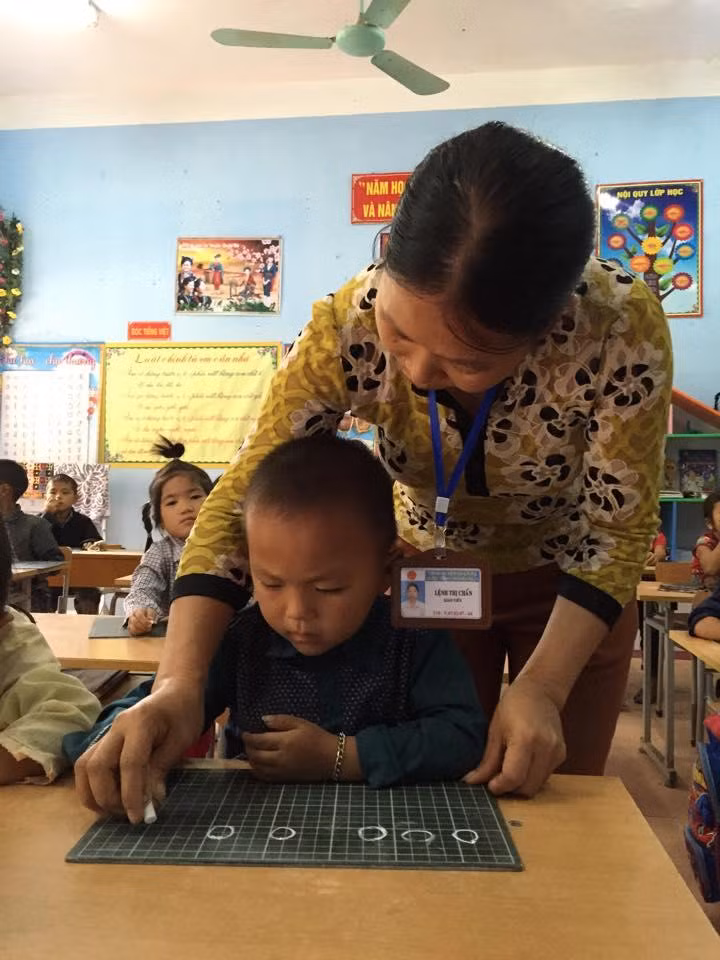 Dạy học sinh DTTS đòi hỏi sự yêu nghề, thấu hiểu, kiên nhẫn của mỗi giáo viên. Ảnh: Đức Trí Dạy học sinh DTTS đòi hỏi sự yêu nghề, thấu hiểu, kiên nhẫn của mỗi giáo viên. Ảnh: Đức Trí