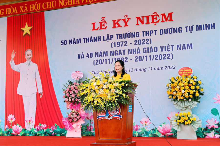 Cô Hứa Thị Thắng, Hiệu trưởng Trường THPT Dương Tự Minh tại Lễ kỷ niệm.