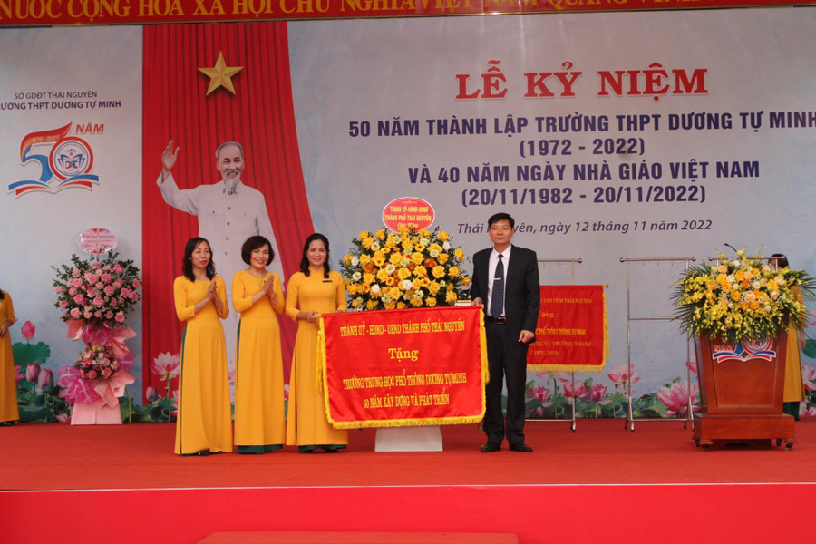 Thành ủy, HĐND, UBND thành phố Thái Nguyên tặng cờ, hoa nhà trường.