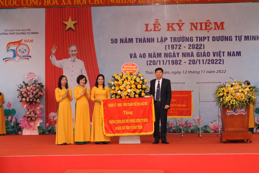Thành ủy, HĐND, UBND thành phố Thái Nguyên tặng cờ, hoa nhà trường.