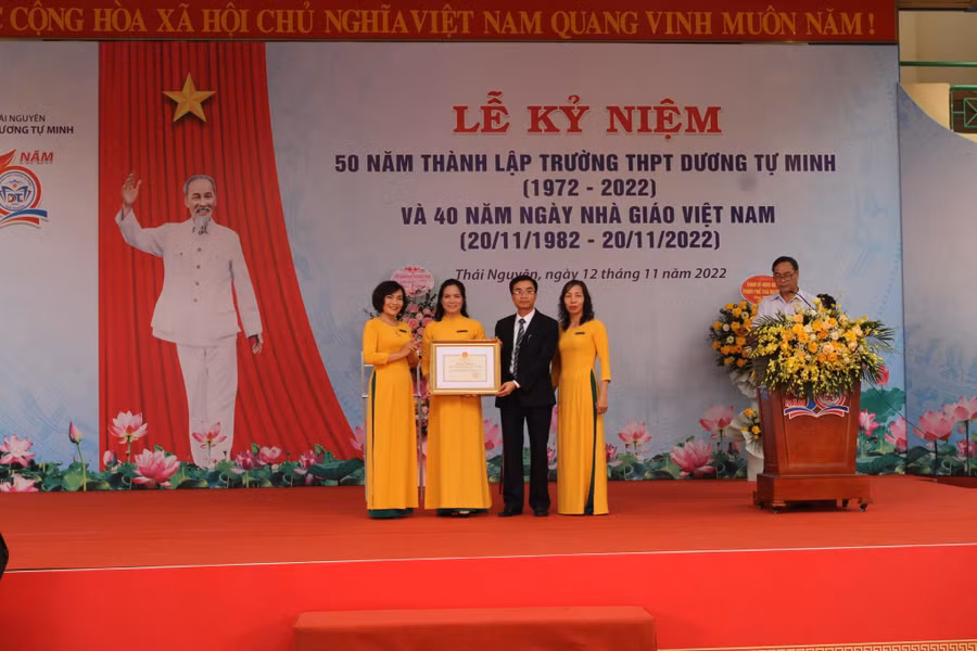 Trao Bằng khen của Bộ Trưởng Bộ GD&ĐT vì thành tích đạt được trong năm học 2021-2022. 