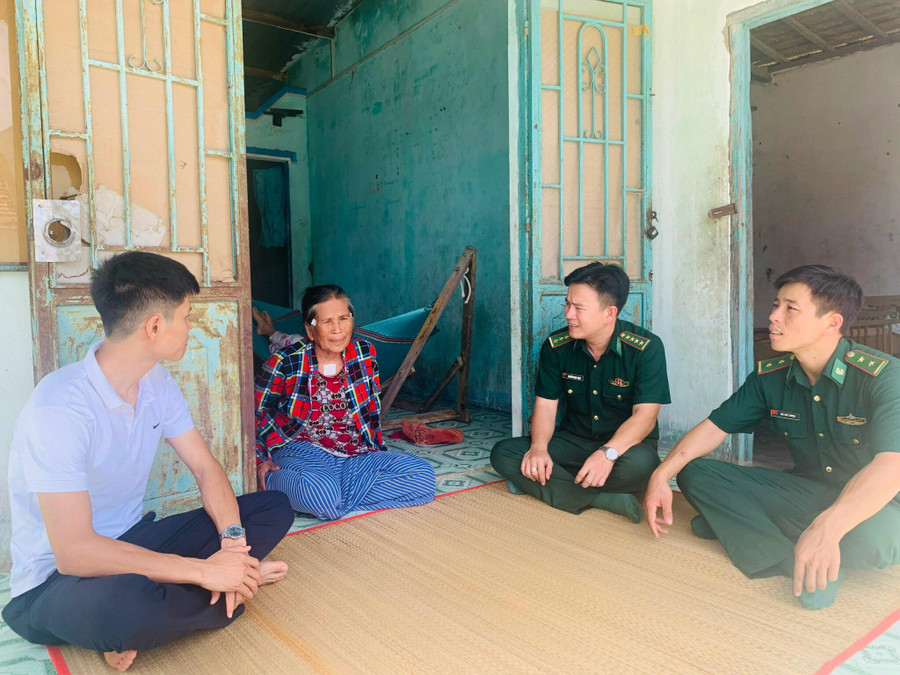 Cán bộ, chiến sĩ Đồn Biên phòng Phước Dinh thăm hỏi và hỗ trợ gia đình nghèo. Cán bộ, chiến sĩ Đồn Biên phòng Phước Dinh thăm hỏi và hỗ trợ gia đình nghèo.