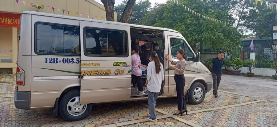 Những chuyến xe đưa đón học sinh đi thi miễn phí của Trường THPT DTNT tỉnh Lạng Sơn.
