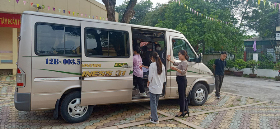 Những chuyến xe đưa đón học sinh đi thi miễn phí của Trường THPT DTNT tỉnh Lạng Sơn.