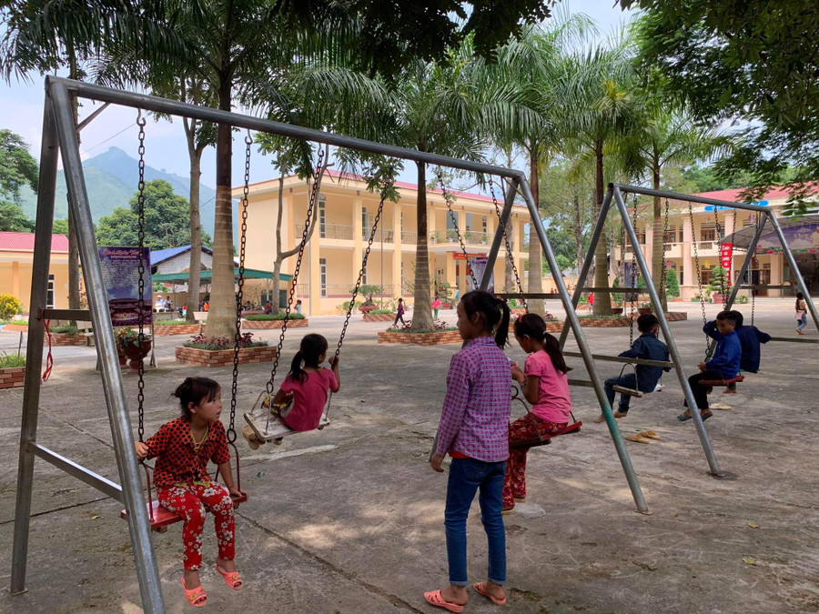 Giúp học sinh dân tộc hòa nhập trong môi trường mới để học tập, phát triển toàn diện. Ảnh: Đức Trí