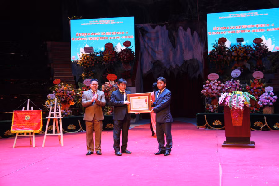 Thứ trưởng Hoàng Đạo Cương trao Bằng khen cho nhà trường.