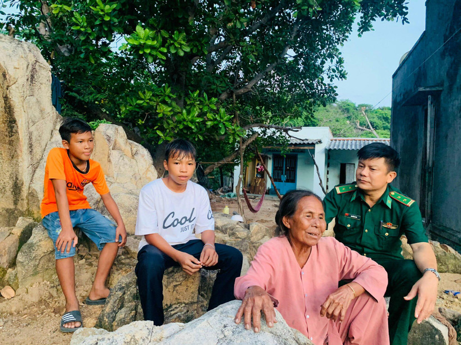 Trung tá Nguyễn Bá An, Chính trị viên Đồn Biên phòng Vĩnh Hải (BĐBP tỉnh Ninh Thuận) đưa 2 anh em Hiếu và Tỉnh về thăm gia đình. Trung tá Nguyễn Bá An, Chính trị viên Đồn Biên phòng Vĩnh Hải (BĐBP tỉnh Ninh Thuận) đưa 2 anh em Hiếu và Tỉnh về thăm gia đình.