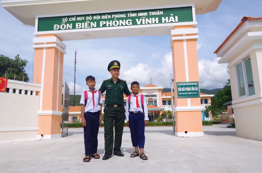 2 học sinh nghèo dân tộc Raglai đã nhận được sự hỗ trợ của Đồn Biên phòng Vĩnh Hải. 
