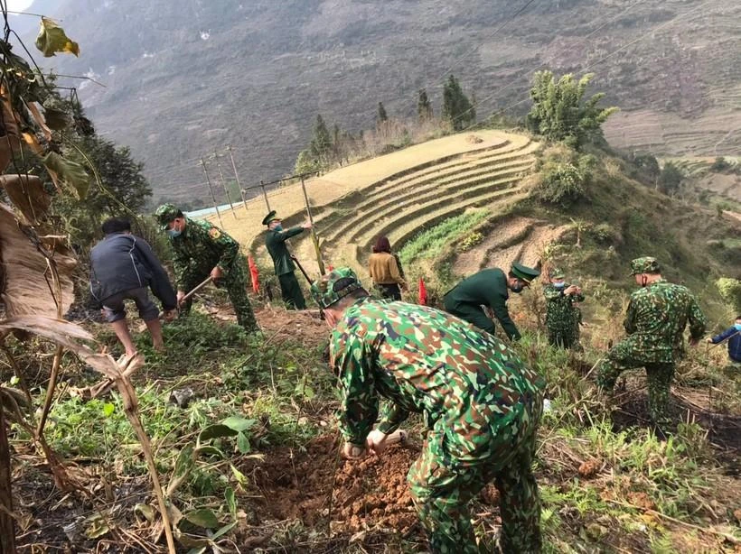 Đồn biên phòng Lũng Cú đồng hành cùng bà con dân tộc vùng biên giới xóa đói giảm nghèo. 