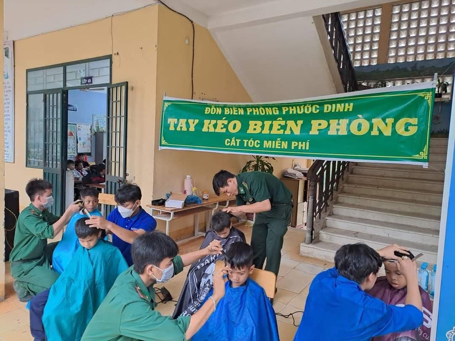 Nhiều hoạt động ý nghĩa của Đồn Biên phòng Phước Dinh hướng về học sinh. Nhiều hoạt động ý nghĩa của Đồn Biên phòng Phước Dinh hướng về học sinh.