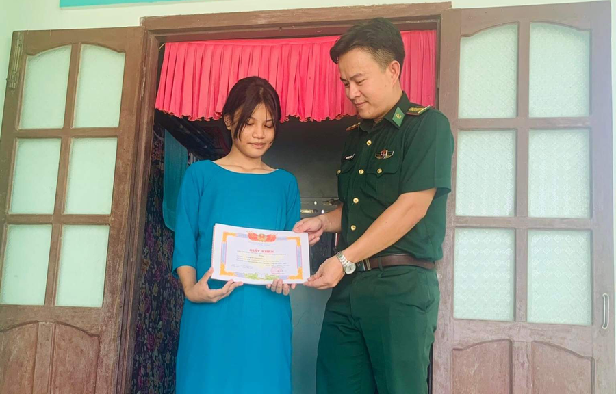 Đại úy Nguyễn Ngọc Thịnh, Chính trị viên phó Đồn Biên phòng Phước Dinh thăm và động viên Trúc học tập tốt. Đại úy Nguyễn Ngọc Thịnh, Chính trị viên phó Đồn Biên phòng Phước Dinh thăm và động viên Trúc học tập tốt.