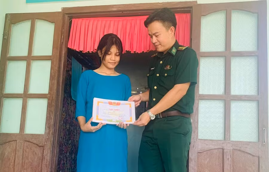 Đại úy Nguyễn Ngọc Thịnh, Chính trị viên phó Đồn Biên phòng Phước Dinh thăm và động viên Trúc học tập tốt.