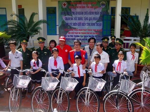 Huy động nguồn lực xã hội trao tặng học sinh nghèo, học sinh dân tộc vùng biên giới Huy động nguồn lực xã hội trao tặng học sinh nghèo, học sinh dân tộc vùng biên giới