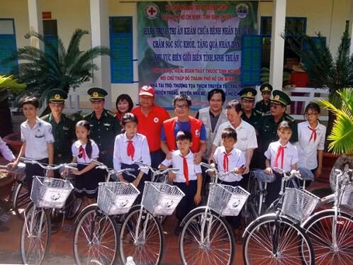 Huy động nguồn lực xã hội trao tặng học sinh nghèo, học sinh dân tộc vùng biên giới