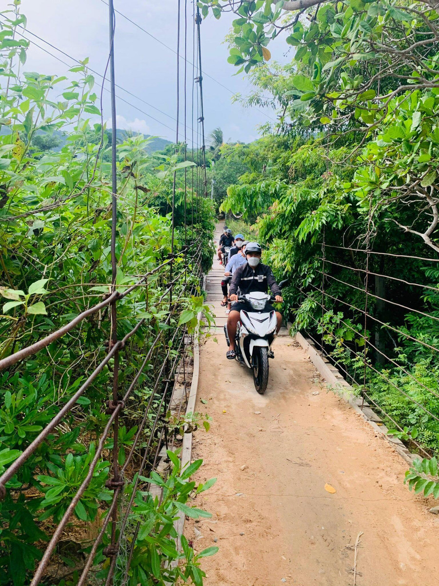 Cầu Gãy dẫn vào thôn. Cầu Gãy dẫn vào thôn.