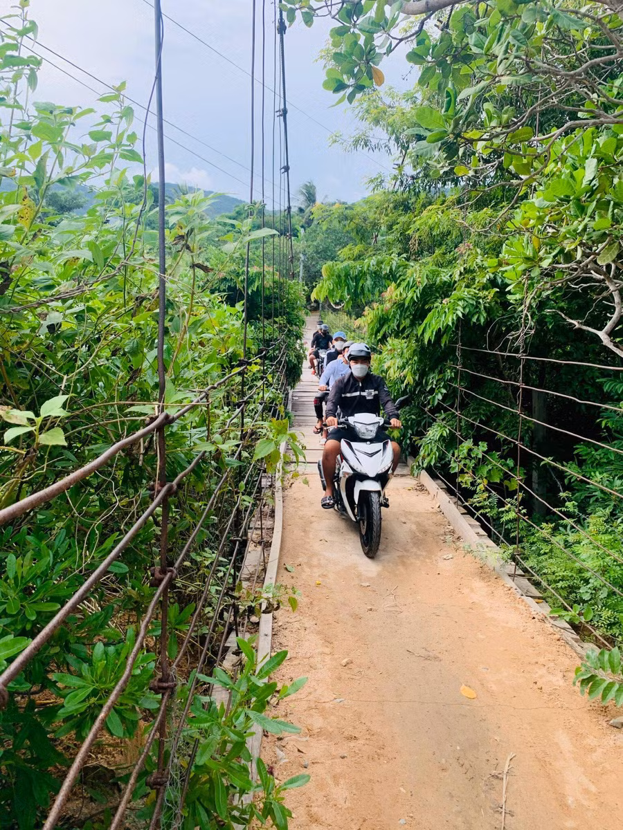 Cầu Gãy dẫn vào thôn.