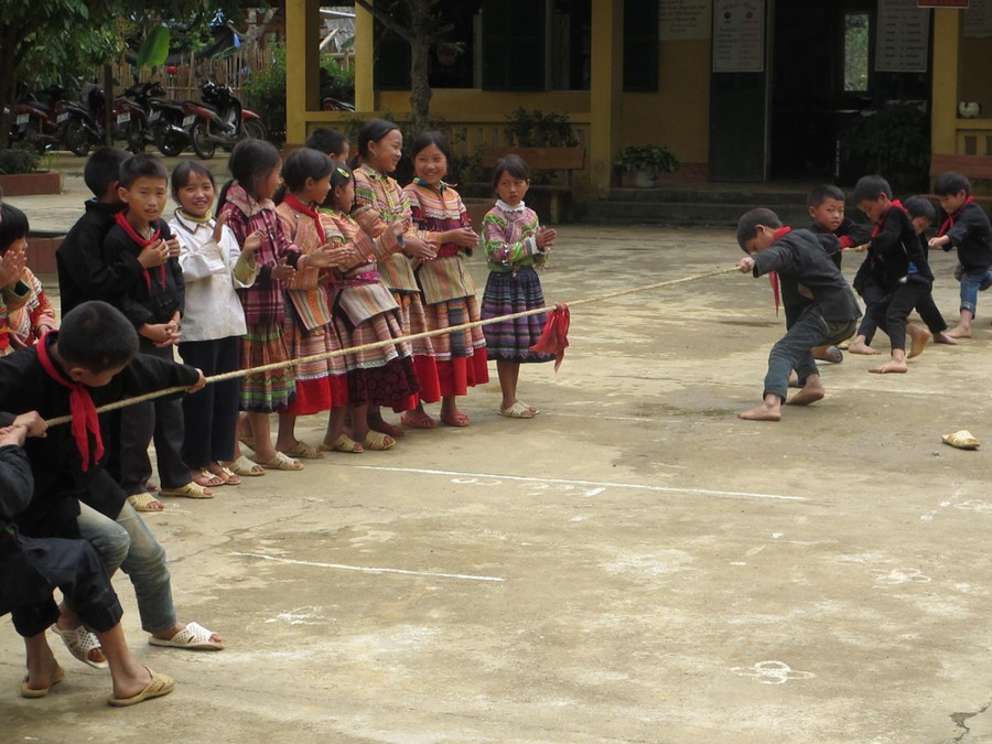 Giúp học sinh củng cố tiếng Việt từ nhiều phương pháp, hình thức giáo dục. Giúp học sinh củng cố tiếng Việt từ nhiều phương pháp, hình thức giáo dục.