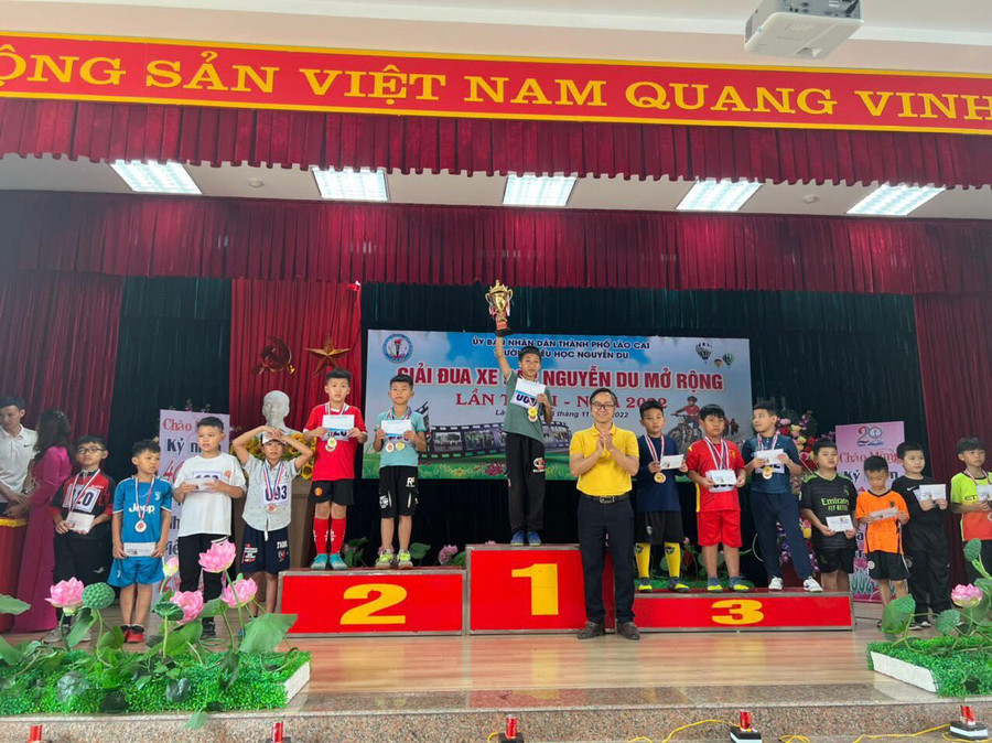 Ông Nguyễn Ngọc Minh (áo vàng) - Phó Trưởng phòng GD&ĐT thành phố Lào Cai trao giải cho các nhân đạt thành tích cao. Ông Nguyễn Ngọc Minh (áo vàng) - Phó Trưởng phòng GD&ĐT thành phố Lào Cai trao giải cho các nhân đạt thành tích cao.