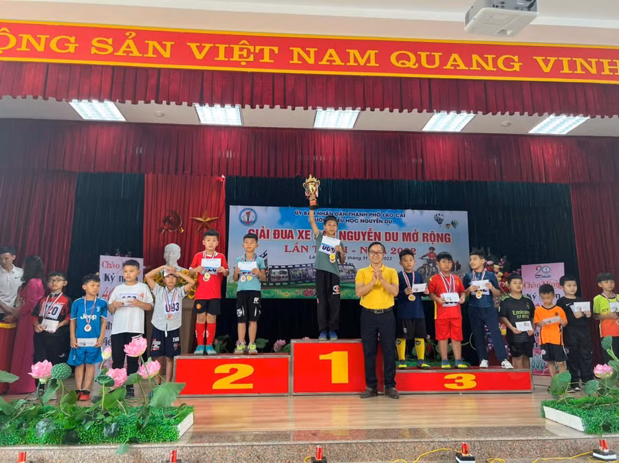 Ông Nguyễn Ngọc Minh (áo vàng) - Phó Trưởng phòng GD&amp;ĐT thành phố Lào Cai trao giải cho các nhân đạt thành tích cao.