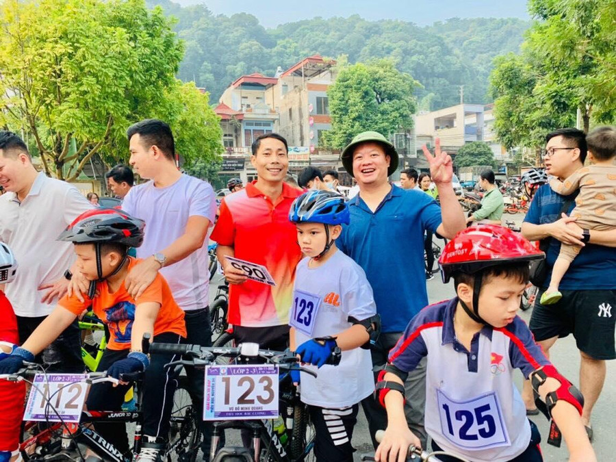 Phụ huynh các trường Tiểu học cổ vũ Giải đua xe đạp Nguyễn Du mở rộng. Phụ huynh các trường Tiểu học cổ vũ Giải đua xe đạp Nguyễn Du mở rộng.