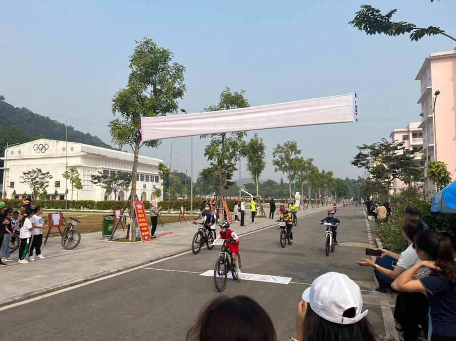 Giải đua là cơ hội để giáo dục các kĩ năng, tinh thần nâng cao sức khỏe, thể chất cho học sinh từ bậc Tiểu học. Giải đua là cơ hội để giáo dục các kĩ năng, tinh thần nâng cao sức khỏe, thể chất cho học sinh từ bậc Tiểu học.