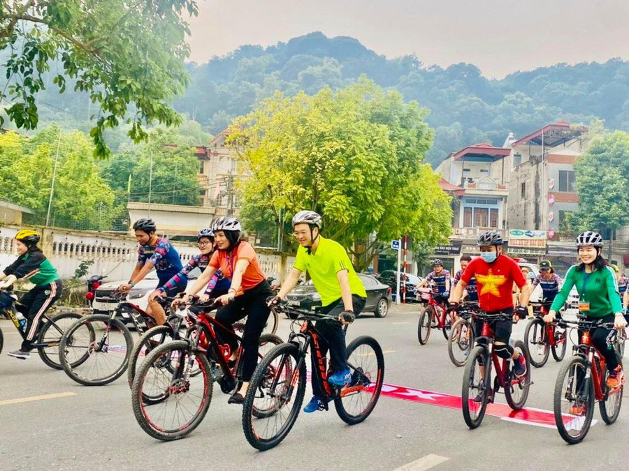 Lãnh đạo phòng GD&ĐT thành phố Lào Cai, Hiệu trưởng các trường Tiểu học, Câu lạc bộ... cùng tham gia phát động chương trình. Lãnh đạo phòng GD&ĐT thành phố Lào Cai, Hiệu trưởng các trường Tiểu học, Câu lạc bộ... cùng tham gia phát động chương trình.