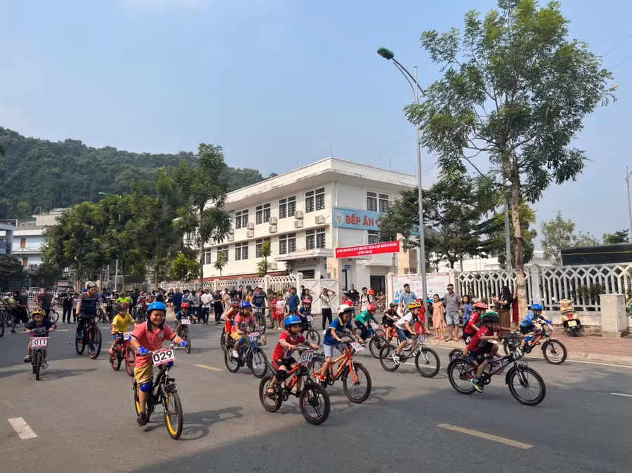 Học sinh Tiểu học Lào Cai thể hiện quyết tâm cao khi tham gia giải đua.